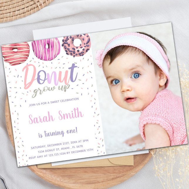 Rosa Light Donut Birthday-inbjudningar med foto Inbjudningar (Pink Light Donut Birthday Invitations with photo)