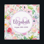 Rosa lila blommigt vid födelsedag monogram magnet<br><div class="desc">En elegant tidlös sommar- och trädgårdsmagnet i en romantisk bohemi, boho stil under en 80-årsdag med mjuka pasteller och vattenfärgade blommor i rosa och persiko- och grönt löv. En ljusvit bakgrund. Mall för namn, ålder och datum. Namn är skrivet i lila med ett handskript i stil. Välj party favors eller...</div>