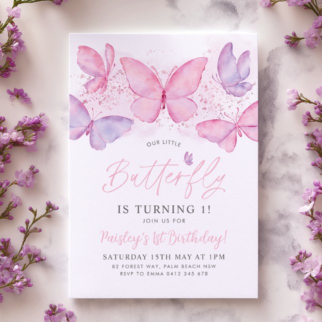 Rosa Lila Girl  Girl Butterfly 1:a födelsedagsinbj Inbjudningar (Our little butterfly is turning one! Pink and purple butterfly 1st birthday invitation. )