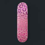 Rosa Lila Glitter Leopard Animal Print Gradient Mini Skateboard Bräda 18,5 Cm<br><div class="desc">Den här chicen och glamorösa mönster är perfekt för trendiget och snyggtens giriga flicka. Den har faux tryckt lila till rosa glatt glitter leopard-tryckgradient ovanpå fuchsia till lilac cheetah print mbre. Den är unik, elegant, söt, gigantisk och coola. ***VIKTIG DESIGN-ANMÄRKNING: Om du vill ha en begäran från anpassad design, t.ex....</div>