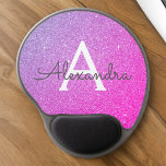 Rosa Lila Gnistra Glitter Monogram Namn Mousepad Gel Musmatta<br><div class="desc">Rosa och Lila Ombre Gnistra Glitter Monogram Namn Monogram Mousepad. Den här muspekaren kan anpassas till din första namn. Kontakta designern om du vill ha anpassade matchande objekt.</div>