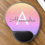 Rosa Lila Gnistra Glitter Monogram Namn Mousepad Gel Musmatta<br><div class="desc">Guld,  Rosa och Lila Ombre Pastel Gnistra Glitter Monogram Namn Monogram Mousepad. Den här muspekaren kan anpassas till din första namn. Kontakta designern om du vill ha anpassade matchande objekt.</div>