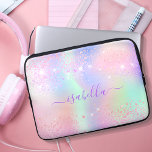 Rosa lila holografisk gnistra laptop fodral<br><div class="desc">En holografisk trendig, bakgrund med enmajs- och regnbågspastel färg i rosa, lila, mynta grönt. Dekorerad med faux-gnistor. Lila färgad brev. Anpassa och lägg till ditt namn skrivet med ett stil-skript med sydlig skrift med dekortecken. Om du bara vill behålla utslagen tar du bort exemplet namn lämnar du blankstegen eller symbolerna...</div>