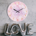Rosa lila Marble glitter gnistra Stor Klocka<br><div class="desc">Rosa marble print dekorerad med lila faux glitter stoft. Golden Nummer.</div>