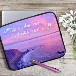 Rosa Lila Ocean Sunset Photo Inspirational Quote Laptop Fodral<br><div class="desc">"Med den nya dagen kommer ny styrka och nya tankar." Detta dramatiska kustlandskap, Palos Verdes, Kalifornien, pristine, havets strandlandskap, som ligger nära solnedgången, exuderar fredlighet och ensamhet när man användor den här eleganten, fotograferar neopren laptop sleeve. Ett inspirerande citat i ett vitt kalligrafiskt skript täcker över fotot. Finns i tre...</div>