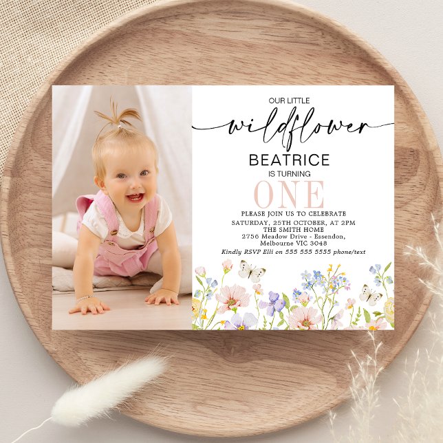 Rosa Lila Photo Delicate Wildblomma 1:a födelsedag Inbjudningar (Girls Our Little Wildflower First Birthday Invitation, Little Wildflower First Birthday Invitation)