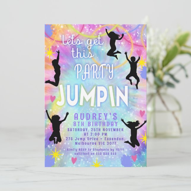 Rosa Lila Tie Dye Lets Get Party Jumpin Birthday Inbjudningar (Stående Fram)