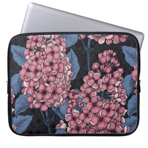 Rosa lilax på mörk blått laptop fodral