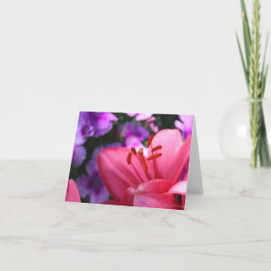 Rosa lilja och lila blommor helgkort