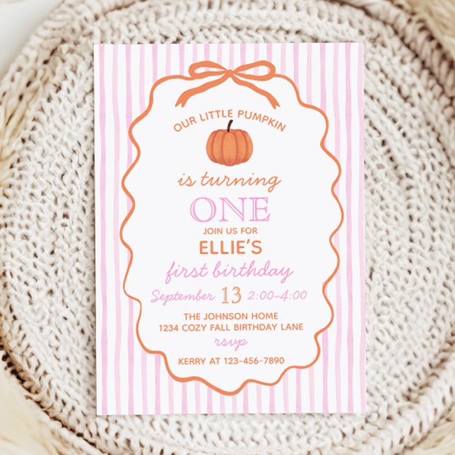 Rosa lilla pumpa 1-års födelsedagsinbjudan inbjudningar (Invitation with pink and white stripes, orange bow, and pumpkin illustrations)