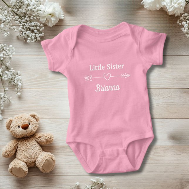 Rosa lillasysterpil med hjärta Boho babyflicka T Shirt (Little Sister Personalized Baby Body Suit. A gift for the new little sister)