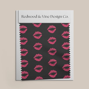 Rosa Lip Print Kisses på Black Tyg