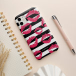 Rosa Lip Skriv ut Kisses Black & White Rand<br><div class="desc">Räcker! Chicens telefonfodral har en svart och vit rand-bakgrund som är täckt med hett fuchsia rosa lip print kisses. Använda fält för anpassning som tillval om du vill lägga till ett namn eller ett monogram eller helt enkelt ta bort. Gör en söt gåva till konstnärer eller skönhetsentusiaster.</div>