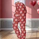 Rosa Lipstick Skriv ut rött Leggings<br><div class="desc">Uttryck din romantiska sida med den här rosa läppstift kyssar utskriften på en fet röd bakgrund. Perfekt för Alla hjärtans dag eller när du vill lägga till en roligt och flirt inslag till din utrustning. Dessa bekväma skrifter är designade med en öga-fångstande mönster av rosa läpputskrifter, vilket ger en lekfull...</div>