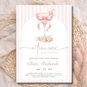 Rosa Liten En På Väg Baby Shower Böjd Inbjudningar