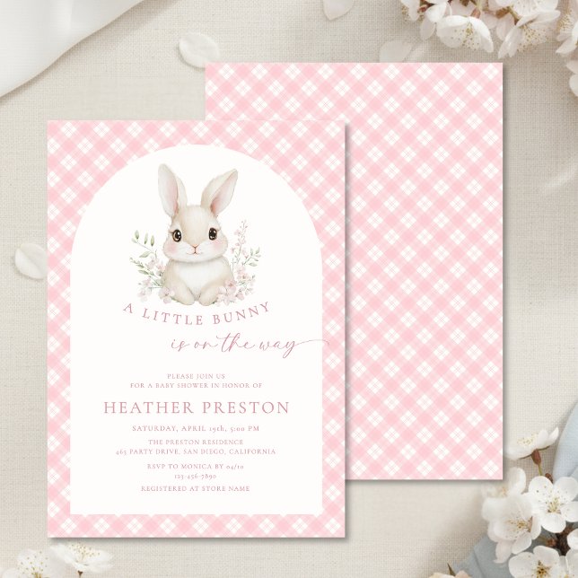 Rosa litet kanin gingham valv baby shower inbjudningar (Skapare uppladdad)