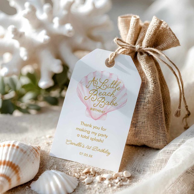 Rosa Little Beach Babe Birthday Presentetikett (Minimal Ocean Girl First Birthday Favor Tag)