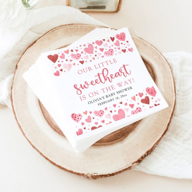 Rosa Little Swehoney Valentines Day Baby Shower Pappersservett (Watercolor Cute Pink and Red Hearts A Little Sweetheart Valentine's Day Baby Shower Napkins)