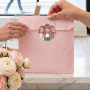 Rosa logotyp med 3 foto för frisörsalong runt klistermärke
