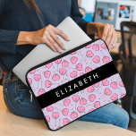Rosa Lollipops, Heart Lollipops, Lolly, ditt namn Laptop Fodral<br><div class="desc">Cute,  roligt och näraliggande mönster med rosa lollips på lilans bakgrund. Modern och trendig,  perfekt för godiset älskare i ditt liv. Anpassa genom att lägga till namn,  smeknamn,  monogram eller initialer.</div>