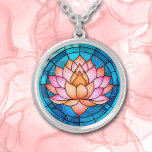 Rosa Lotus Flower Mosaic Stweistat glas Silverpläterat Halsband<br><div class="desc">På detta halsband visas en bild av en rosa- och guld-lotus-blomma med en blå mosaikbakgrund av nedfläckaden stil. Ljus och färglös! Se till att se motsvarande öronringar och nyckelring i vår butik.</div>
