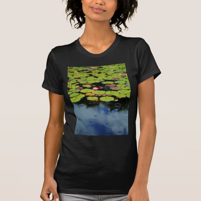 Rosa lotus i Rain Tee Shirt (Framsida)