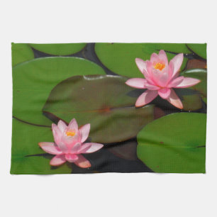 Rosa lotus vatten lily blomsterträdgård. kökshandduk