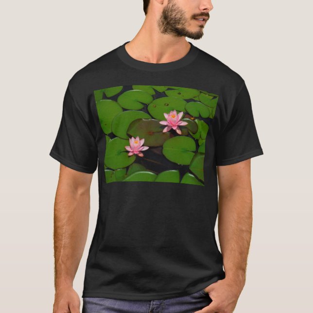 Rosa lotus vatten lily blomsterträdgård. t-shirt (Framsida)