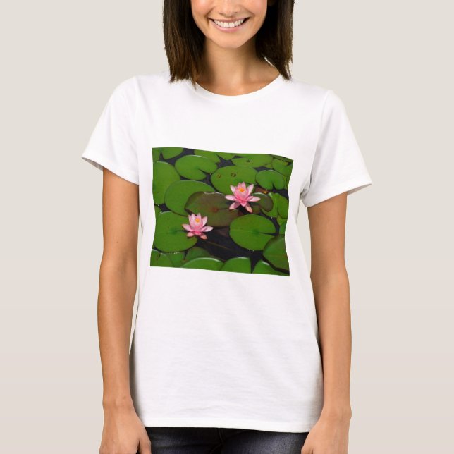 Rosa lotus vatten lily blomsterträdgård. tee shirt (Framsida)