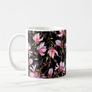 Rosa magnolia-blommor på en mönster kaffemugg