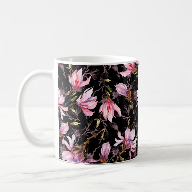 Rosa magnolia-blommor på en mönster kaffemugg (Vänster)
