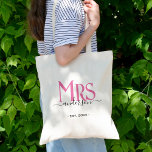 Rosa Maka Bride Fru Bröllop Möhippa Tygkasse<br><div class="desc">Fira din heliga matrimoni med den söta Mrs. tote-väskan för fruar. Anpassa den genom att lägga till ditt efternamn/efternamn och årsdatum för bröllop. Teckensnitt för rosa och svart elegant. Underbar för en möhippa eller årsdag/födelsedagsmat party för en fru.</div>