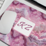Rosa makro Agate Stone-utseende Monogram Musmatta<br><div class="desc">Den här designen kan vara personlig om du väljer Redigera design. Du kan också överföra till andra objekt. Kontakta mig på colorflowcreations@gmail.com eller använda alternativet chatta överst på sidan om du vill ha den här designen på en annan produkt eller behöver hjälp med den här designen. Se mer av mina...</div>