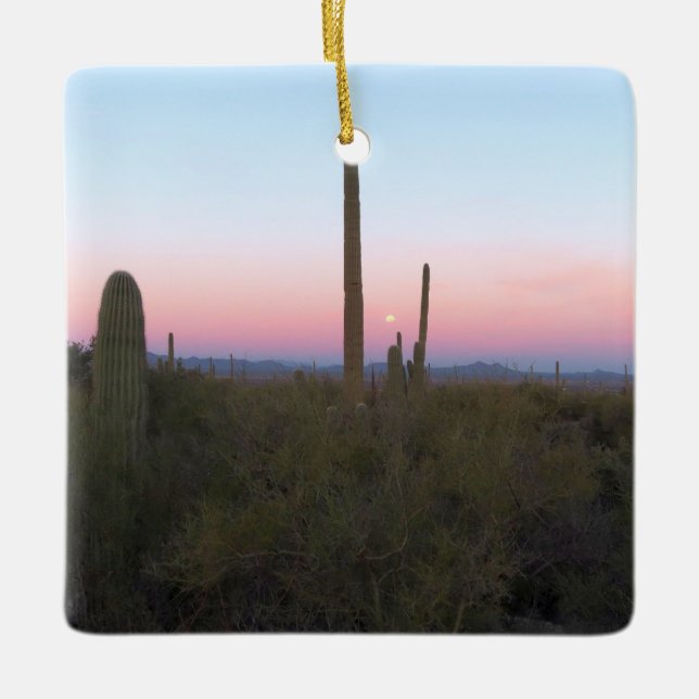 Rosa måne över Saguaro vid soluppgång Julgransprydnad Keramik (Framsida)