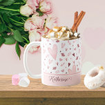 Rosa | Mauve Watercolor Hearts Mönster Namn Kaffemugg<br><div class="desc">Underbar för att fira Alla hjärtans dag eller vilken dag som helst som du vill visa kärlek för din favoritperson,  är denna rosa och mauve på det vita hjärtat mönster-designen säkert ett leende för alla som tar emot den.</div>