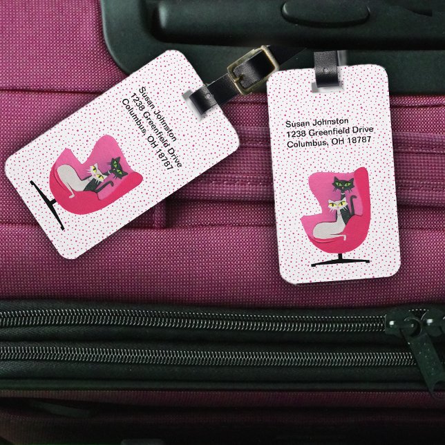 ROSA med 2000-talsstol med två klumpor Bagagebricka (Cute Cats in pink mid Century chair on white with pink polka dotted luggage tags.)