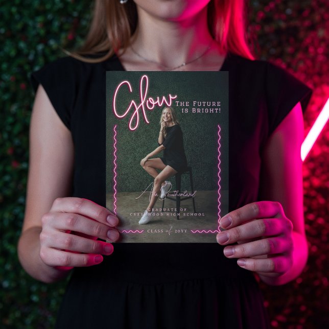 Rosa med modern glöd Neon Vågigt fotfoto med Stude Meddelande (Modern Glow Script Pink Neon Wavy Graduate Photo Announcement)