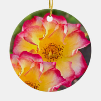 Rosa med rosa och gul färg julgransprydnad keramik