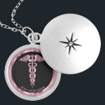 Rosa Medicinsk symbol Caduceus - Personlig Locket Berlockhalsband<br><div class="desc">Personlig Sjuksköterska/Doktor Medical Symbol Caduceus Rosa Necklace redo så att du kan anpassa dig. Obs! Alla mallområden behöver inte ändras. 📌 Om du behöver anpassa ytterligare klickar du på knappen "Klicka för att anpassa ytterligare" eller "Anpassa eller redigera design"och användor verktyg för att ändra storlek, rotera, ändra text färg, lägga...</div>