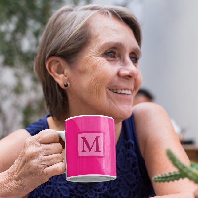 Rosa | Medvetenhet om bröstcancer Kaffemugg (Personalize this mug with your initial and support Breast Cancer Awareness by going pink in October.)