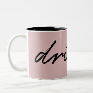  Rosa Minimalistskript "drink" Lustigt Två-Tonad Mugg
