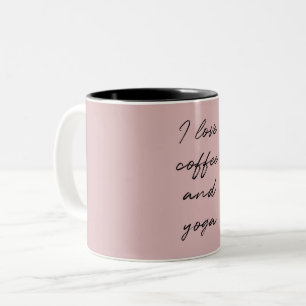 Rosa Minimalistskript I kärlek kaffe och yoga Två-Tonad Mugg