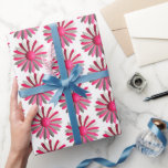 Rosa MOD Daisy Flower Vår, sommarträdgårdsbröllop  Presentpapper<br><div class="desc">Denna underbara blommar är en höger från 60-talet eftersom det är en emalblomstift från min egen samling. De är alldeles för underbara för behålla i min smyckeskrin så jag delar dem med alla på alla möjliga underbara saker. Den här pappra inslagningen kommer att rymma din present som en bukett. Perfekt...</div>