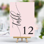 Rosa Modern Calligraphy Bröllop Bordsnummer<br><div class="desc">Följ gästerna till deras platser med de här chic elegant rosa bröllop bordsnumren. De här bordsnumren har en minimalistisk design med modern kalligrafi och ger dig en smula sofistikering till din bröllopsmottagning. Den mjuka bakgrunden och den rena typografin i eleganten säkerställer att den är enkel att läsa samtidigt som du...</div>