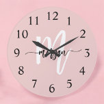 Rosa Modern Script Girly Monogram Namn Stor Klocka<br><div class="desc">Behålla i stil med den Rosan Modern Script Girly Monogram Namn Large Clock. Den här eleganten har en mjuk bakgrund för rosa och ett monogram för personlig i ett modernt skriptteckensnitt och skapar den som ett tillägg till vilken chic som helst. De stora, lättlästa siffrorna och det eleganta händer garanterar...</div>