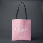 Rosa Modern Script Personlig Bridesmaider Tygkasse<br><div class="desc">Lägg till en personlig beröring till bröllop med en personlig-mutgåva till väskan. Den här tote-väskan har personligens namn i det vita moderna skripttypsnittet stil och monogram i det ljusa rosa moderna skripttypsnittet stil som bakgrund med rubrik och bröllop datum i det vita moderna sans serif-typsnittet stil på rosa. Även perfekt...</div>