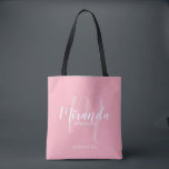 Rosa Modern Script Personlig Bridesmaider Tygkasse<br><div class="desc">Lägg till en personlig beröring till bröllop med en personlig-mutgåva till väskan. Den här tote-väskan har personligens namn i det vita moderna skripttypsnittet stil och monogram i det ljusa rosa moderna skripttypsnittet stil som bakgrund med rubrik och bröllop datum i det vita moderna sans serif-typsnittet stil på rosa. Även perfekt...</div>