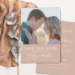 Rosa Modern Typografi Enkel foto Bröllop Spara Datumet<br><div class="desc">Rosa Modern Typografi - minimalistiskt foto Bröllop spara datum-inbjudningskort. Låt er familj, vänner och kolleger veta att ni har fastställt ett datum för ert bröllop firande med detta elegant, snyggt och det moderna bröllop spara datum-inbjudan. Alla texterna är i förväg ordnade så att du enkelt och snabbt kan anpassa dig...</div>