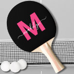 Rosa modernt namnmonogram med versal stil pingisracket<br><div class="desc">Skapa din egen personliga svarta och rosa moderna namnmonogram-pingisbats. Denna snygga, feminina pingisbats har ett stilrent monogram på framsidan med en platt, rosa initial på en slank svart bakgrund, i kombination med ett klassiskt vitt namn i skrivstil för en personlig touch. Baksidan är enfärgat svart, men för en komplett monogramlook...</div>