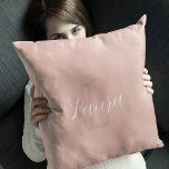 rosa, modernt skript, giglistig monogram namn kudde<br><div class="desc">Enkel,  unik  dammig rosa monogrammad och namn personlig dekorativ kudde med vit chic namnteckning skript.</div>